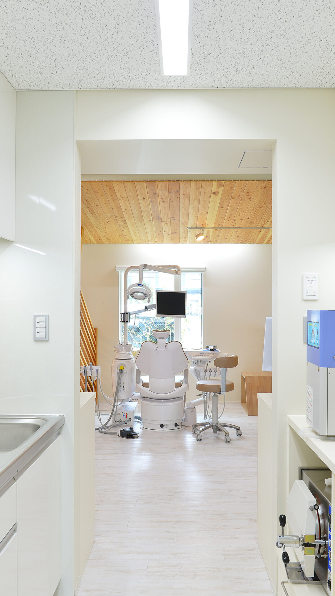 技工スペースは診察室の中央に位置し、コンパクトな診療動線計画とした