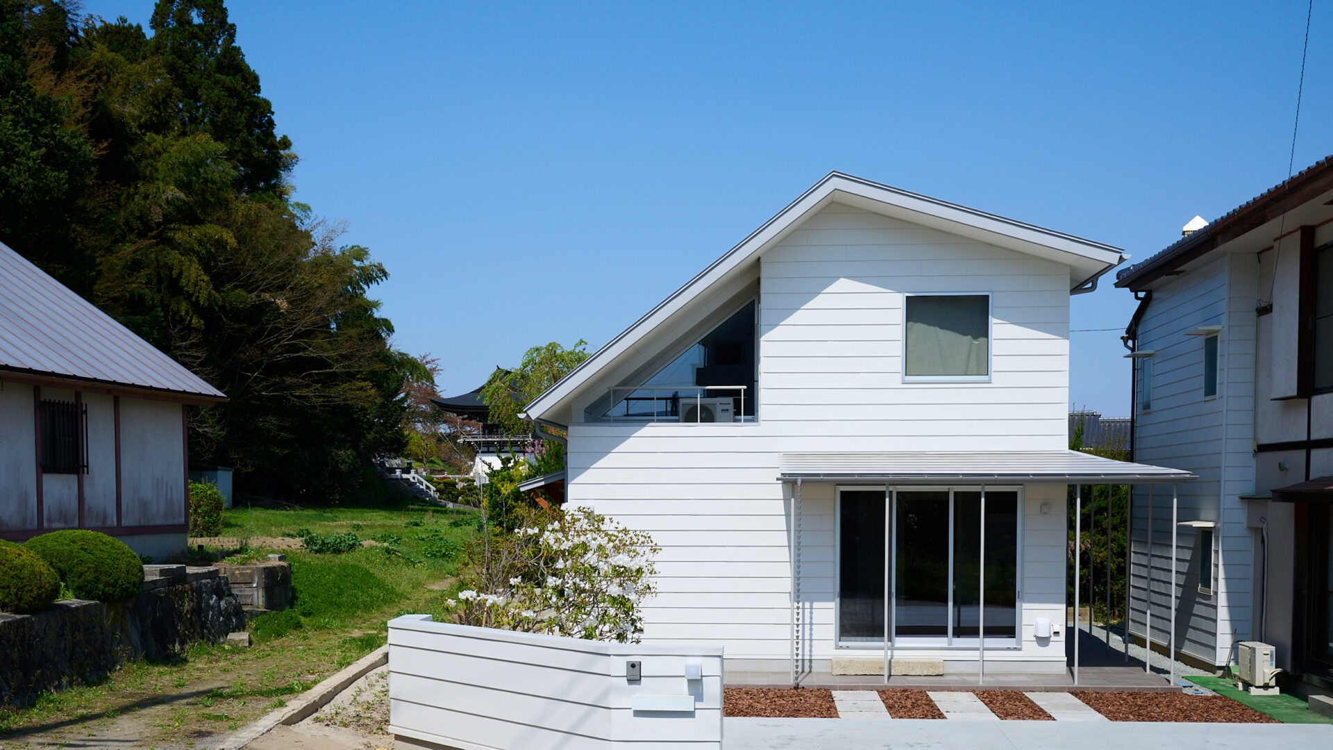 おおきな三角窓のいえ